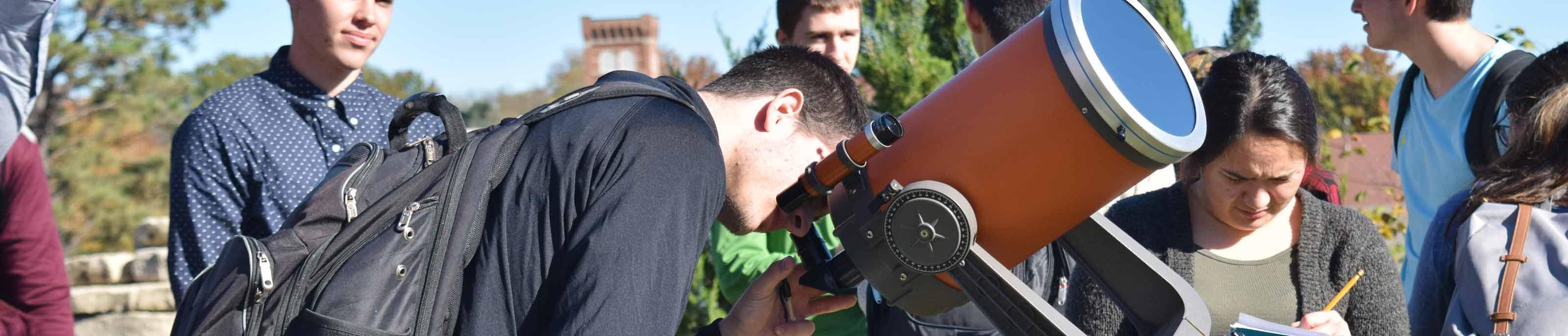 学生们在天文学课上使用望远镜